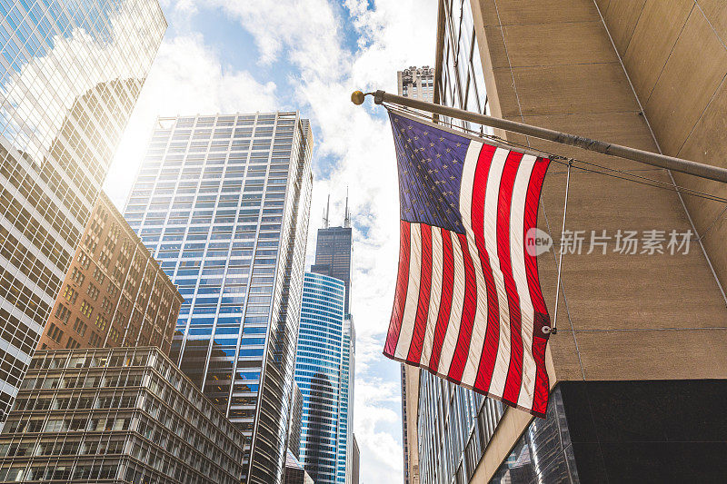 美国国旗在芝加哥，背景是摩天大楼