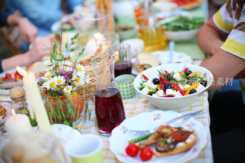 希腊沙拉，橄榄和羊乳酪，野餐桌上的食物