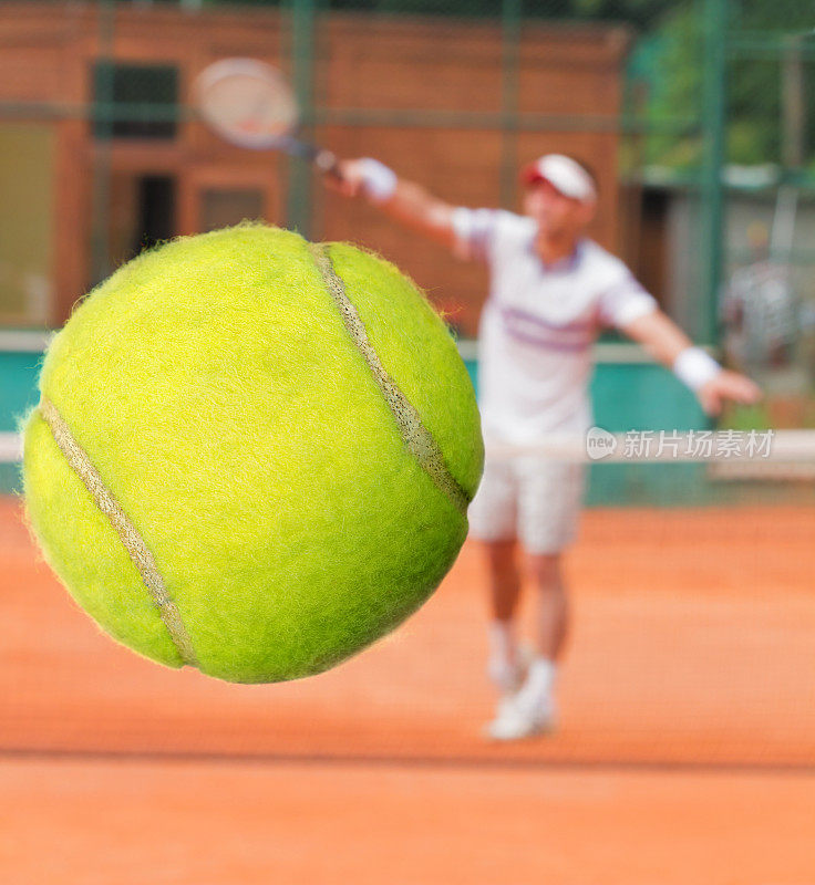 网球运动员用正手击球。