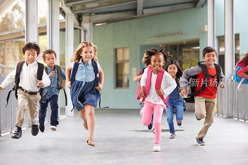 一群小学生在学校走廊上奔跑