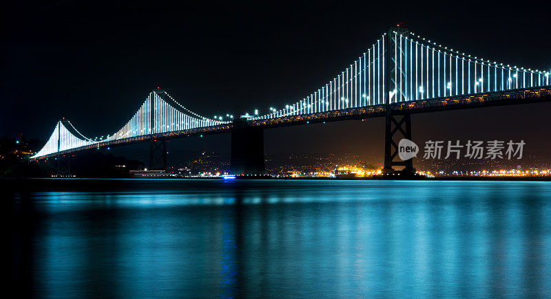 旧金山海湾大桥亮了起来