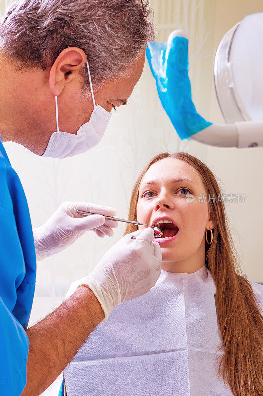 牙医和病人在手术