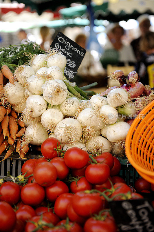大蒜，西红柿和胡萝卜在法国市场展出