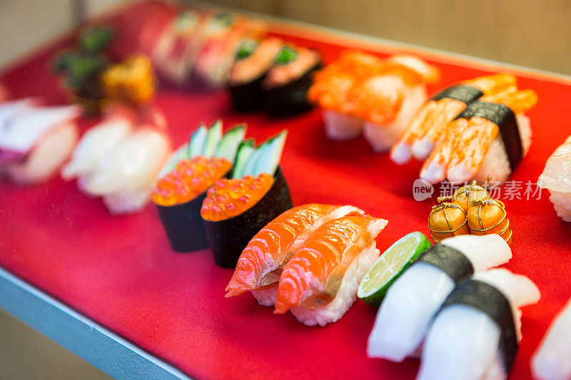近距离的寿司选择在一排