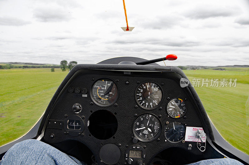 滑翔机座舱视图-飞行中的仪表板