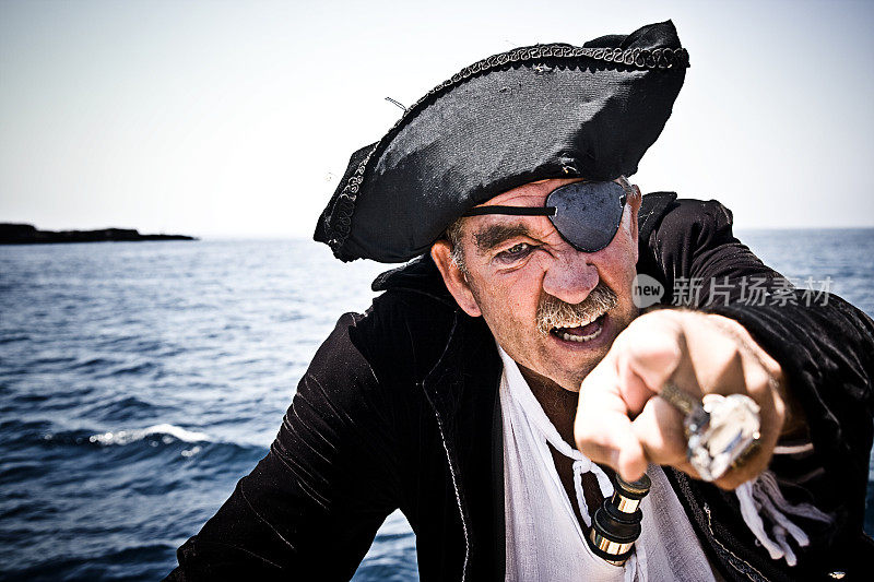 海盗与大海背景指向相机非常有侵略性