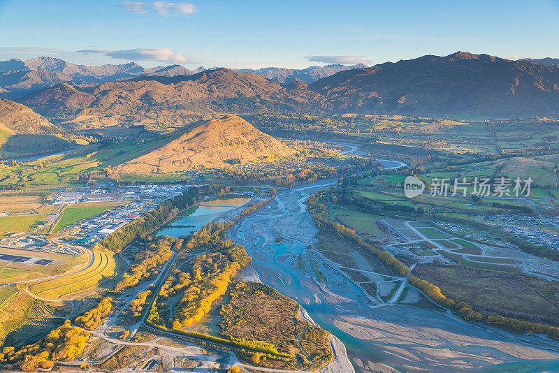 新西兰皇后镇壮观的山峰全景