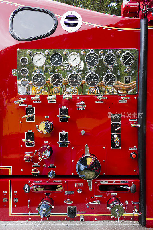 一台老式消防车的控制面板和仪表