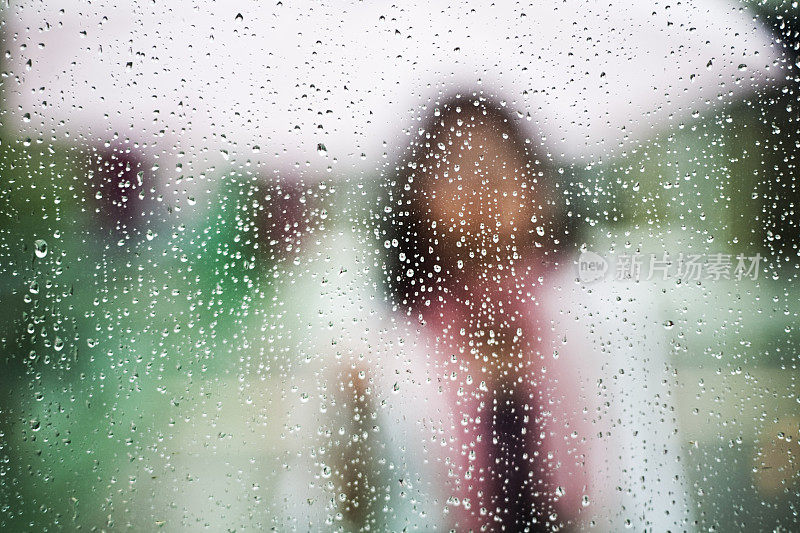 在雨中旅行