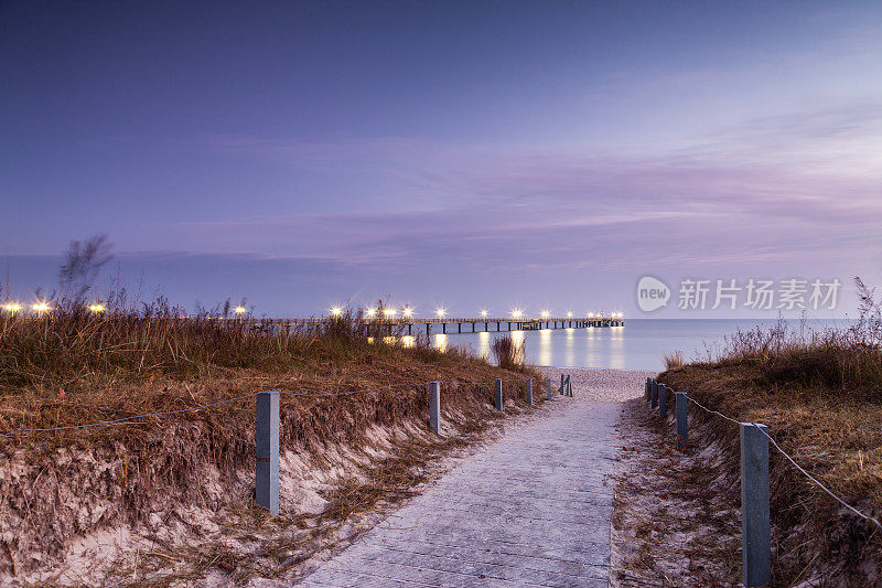 黎明时分的海岸景观。码头Binz
