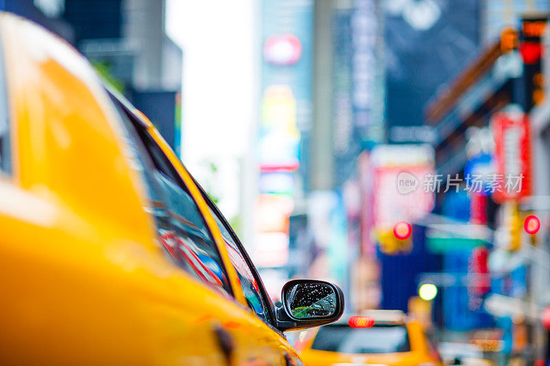 美国纽约市百老汇大街上的出租车