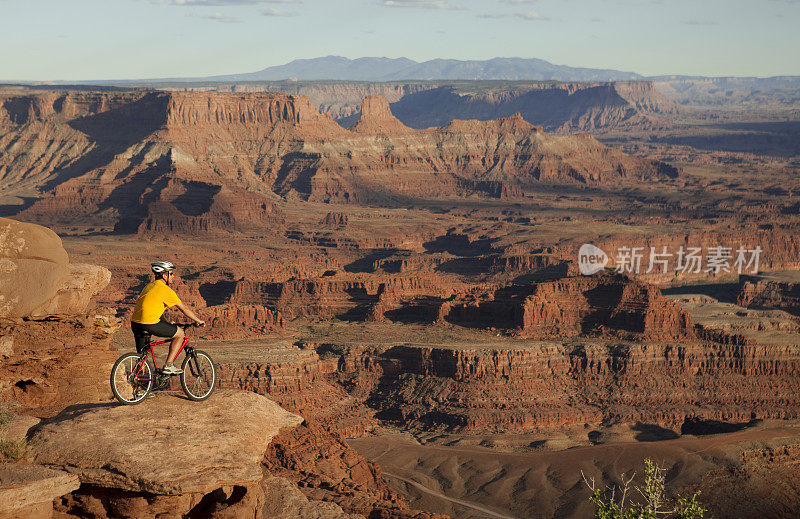 山地自行车在峡谷地国家公园摩押，犹他州