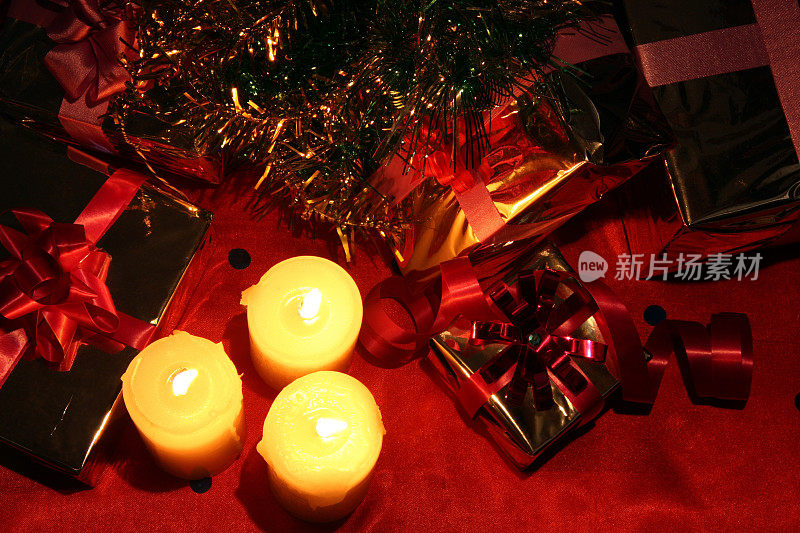 蜡烛火焰与圣诞装饰