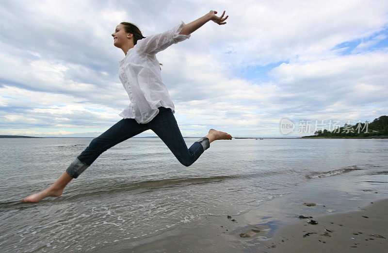 挪威，一名少女在海滩上蹦蹦跳跳