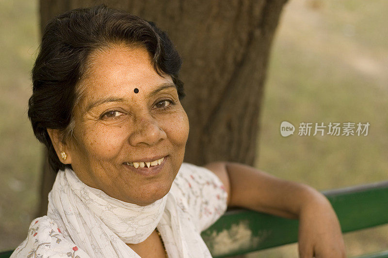 一个快乐的印度老年妇女水平户外