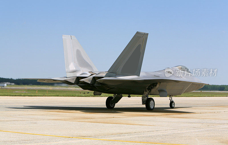 F-22在跑道上滑行