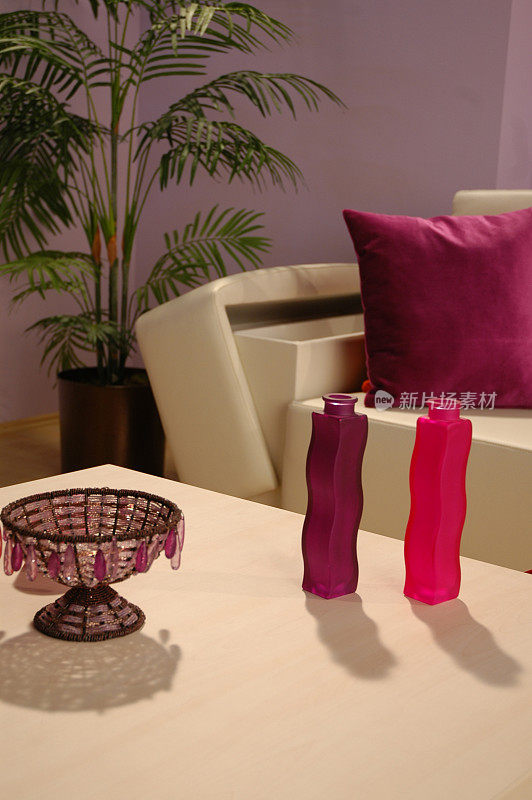 紫色色调的客厅