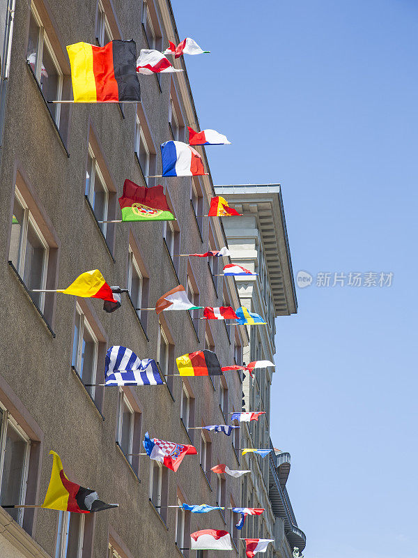 欧洲国家的旗帜在建筑上