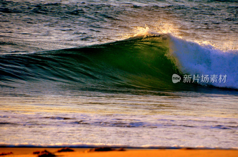 浪冲上岸