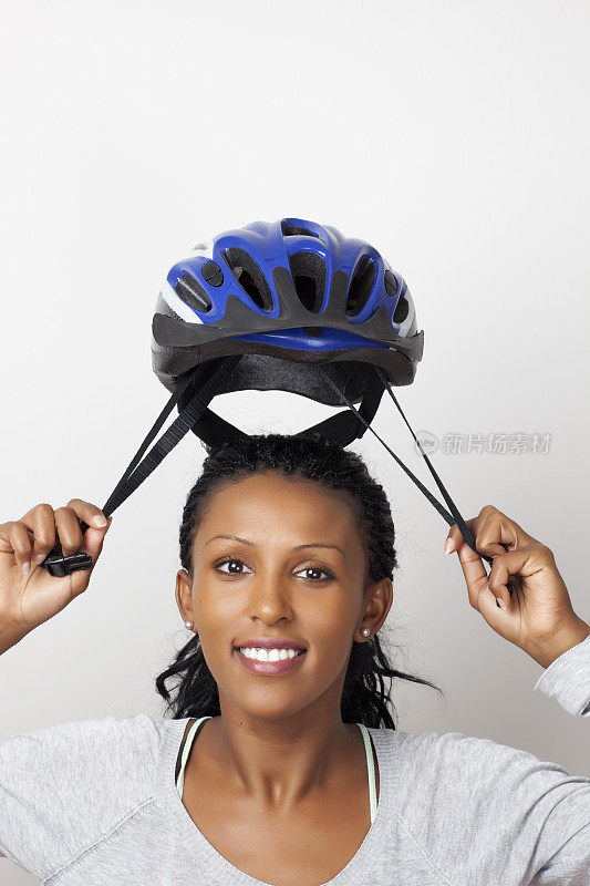 戴自行车头盔的女人。