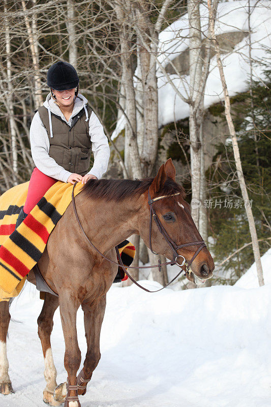 挪威奥斯陆，一名年轻女子在雪地里骑马