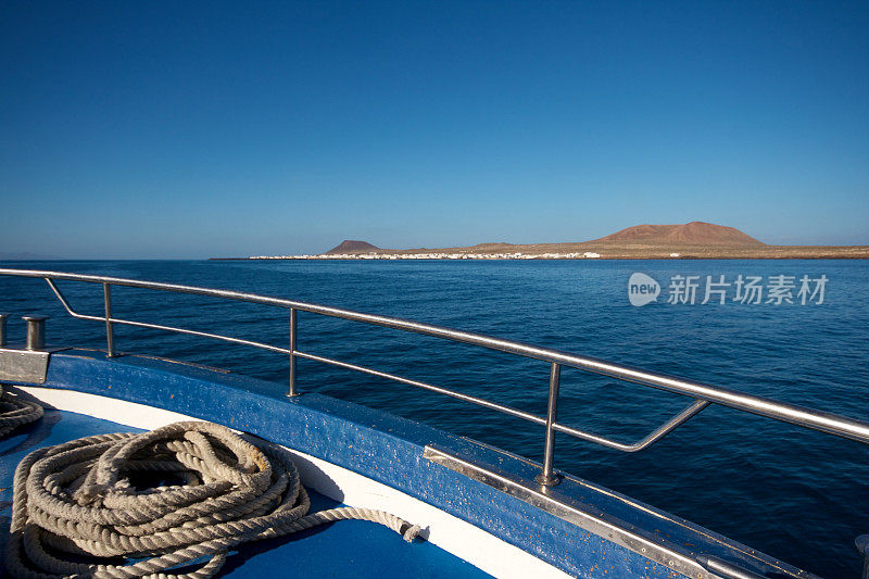从一艘驶过岛屿的小船上看到的景象