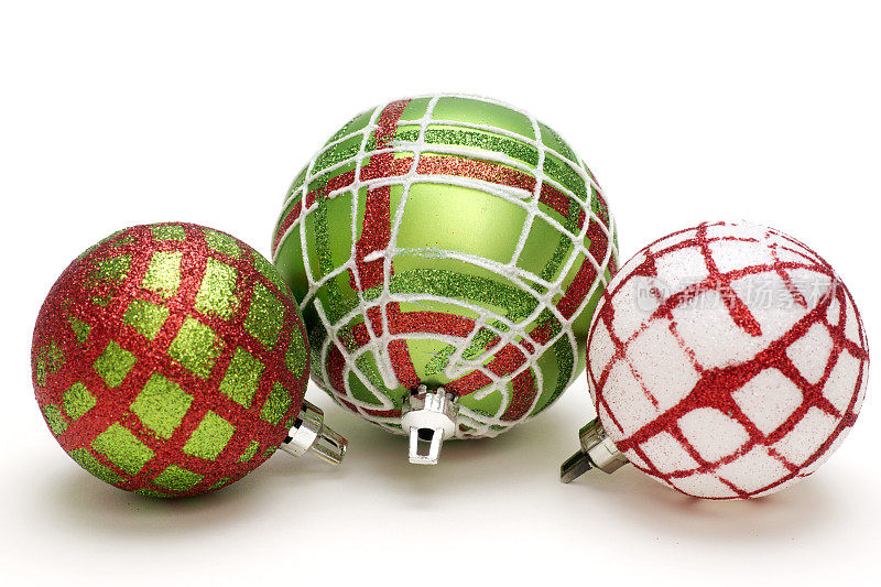 三个圆形，闪闪发光的多色圣诞装饰品。