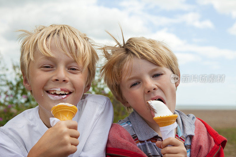 男孩子们在暑假里喜欢吃冰淇淋