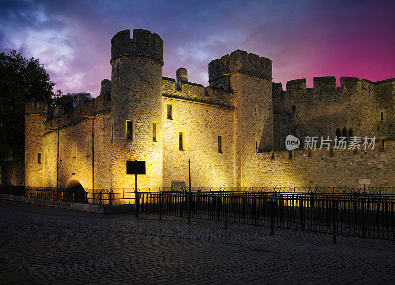 伦敦塔的防御墙在黄昏时被照亮