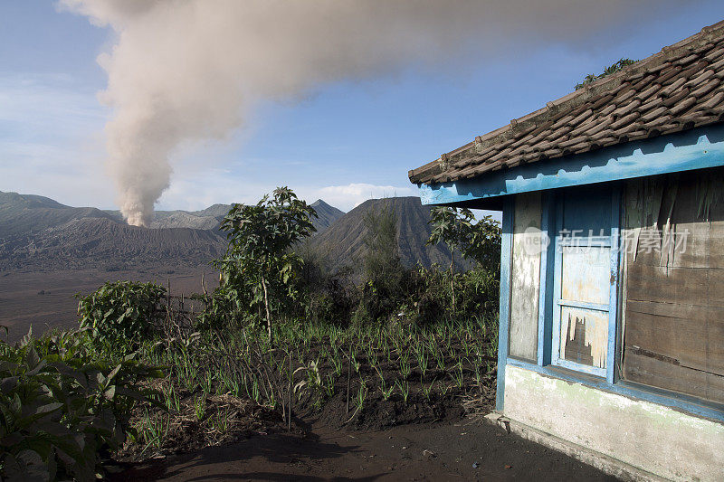 房子前面有火山喷发