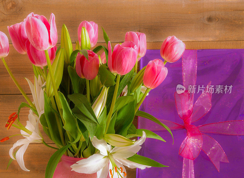 白色的百合花，粉色的郁金香和礼物，映衬着乡村的木材(P)