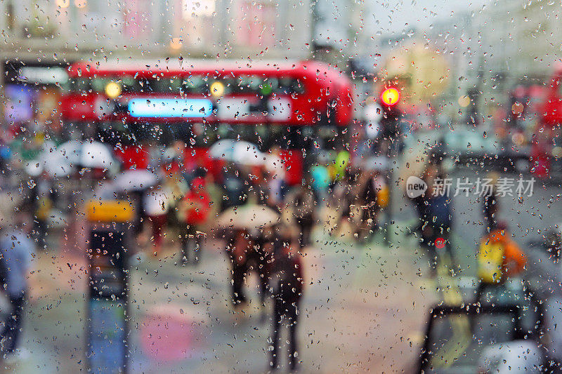 雨天的城市生活:人们撑着雨伞行走