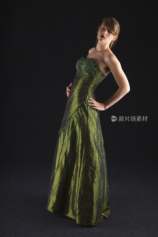美丽在绿色丝绸舞会礼服