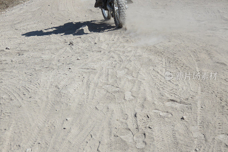 摩托车在尘土飞扬的路上