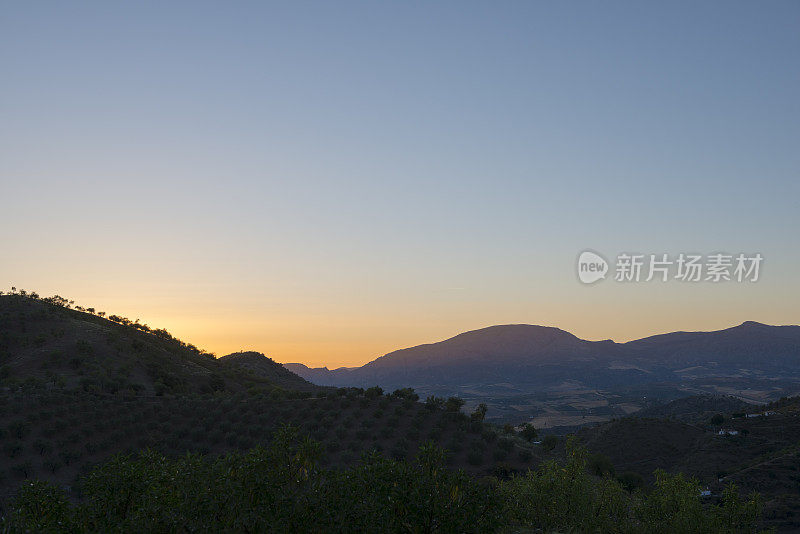 日落时的安达卢西亚山脉景观-西班牙
