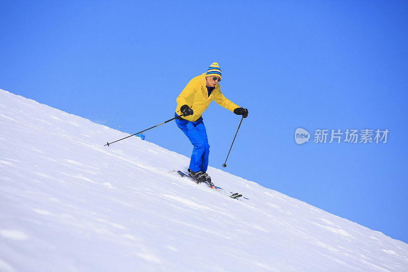 老年人在阳光明媚的滑雪胜地滑雪