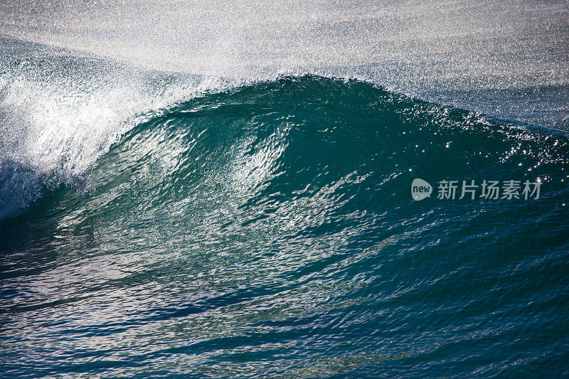 完美的波浪卷曲在加利福尼亚海滩上。
