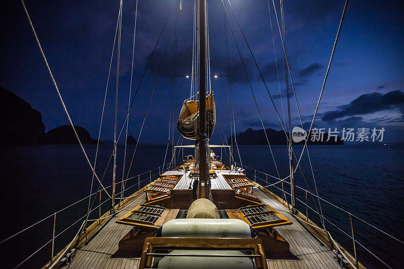 航海场景夜晚的帆船