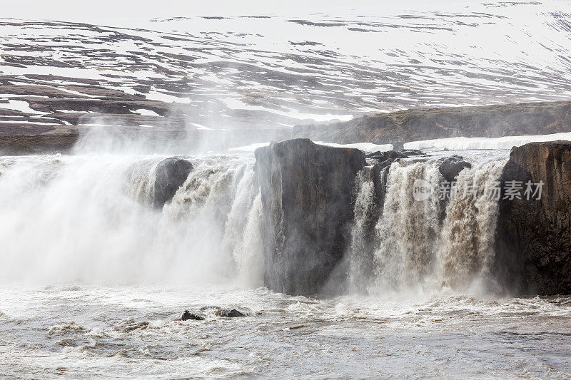 冰岛的Godafoss，一个典型的瀑布