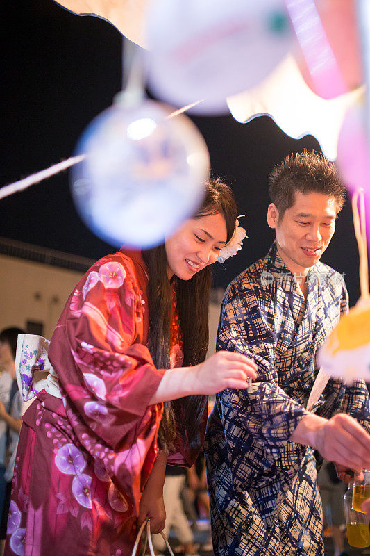 日本夫妇在传统节日玩游戏