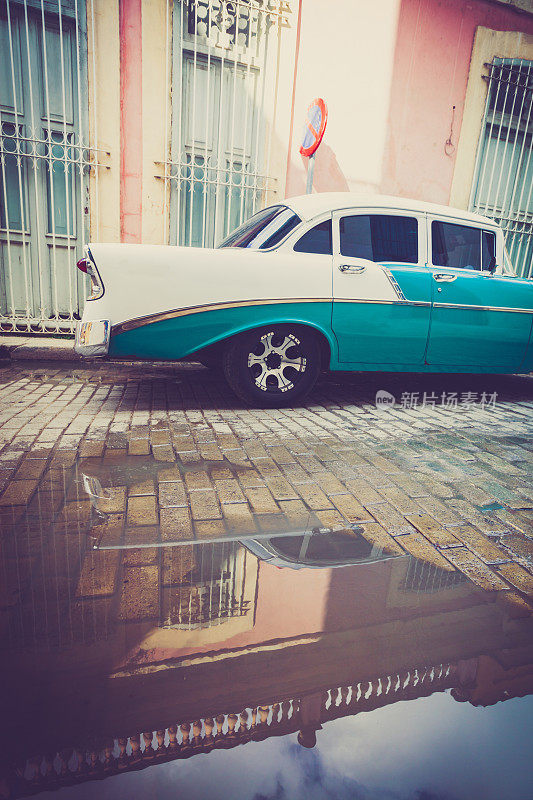 老爷车停在哈瓦那街头