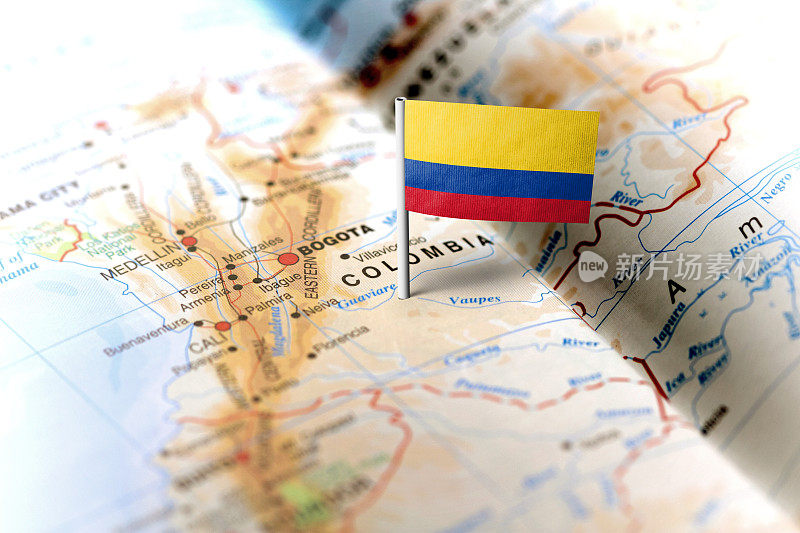 哥伦比亚在地图上插着国旗