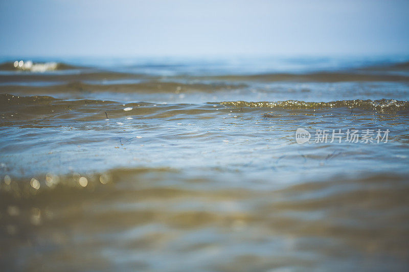 海滩上的水面波涛起伏