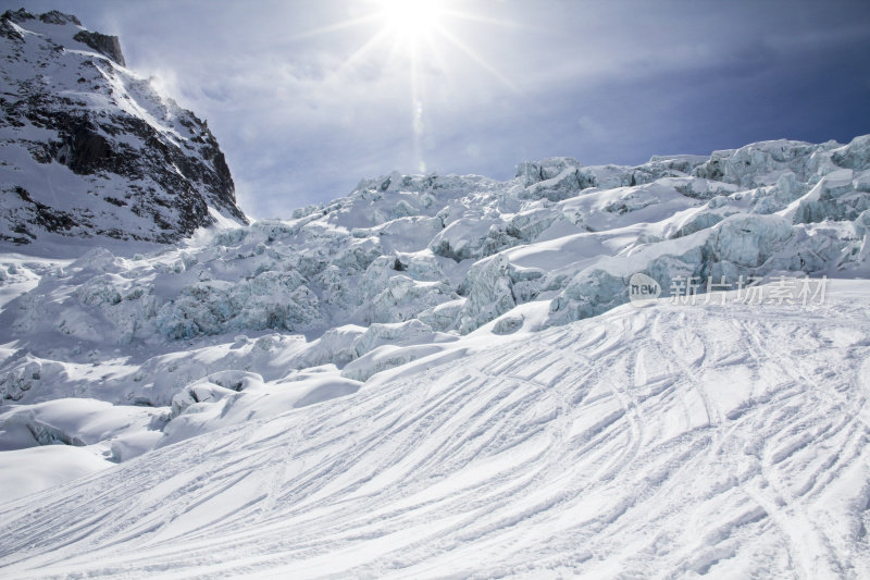 白雪皑皑的阿尔卑斯山。在勃朗峰滑雪
