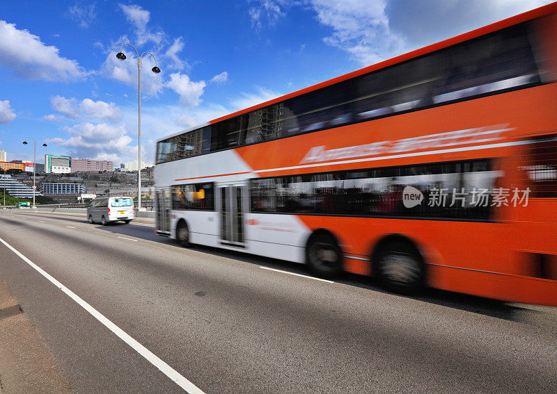 在高速公路上驾驶公共汽车