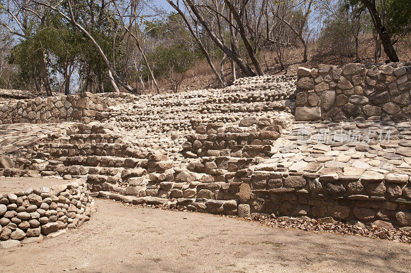 瓦图尔科考古遗址，石墙和楼梯