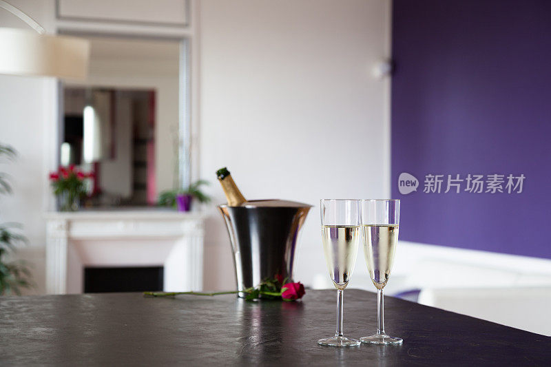 香槟酒，凉杯，紫色房间里的玫瑰