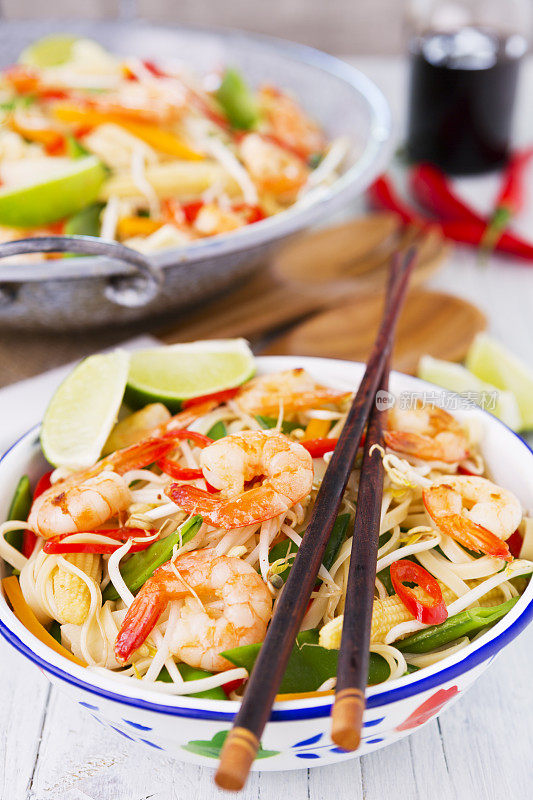 健康的虾和蔬菜炒在一个碗里，明亮的