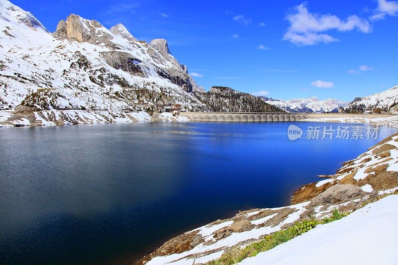 白云石意大利的高山天堂:马尔莫拉达冰川，费达亚山口湖