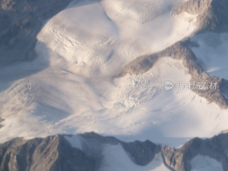 白雪覆盖的山峰